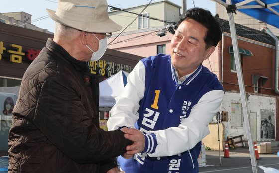 양산을에 출마한 더불어민주당 김두관 후보가 18일 경남 양산시 덕계오일장에서 시민들을 상대로 지지를 호소하고 있다. 송봉근 기자