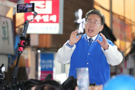 더불어민주당 이재명 대표가 22일 충남 서산 동부시장을 방문해 조한기 후보 지지를 호소하고 있다. 연합뉴스