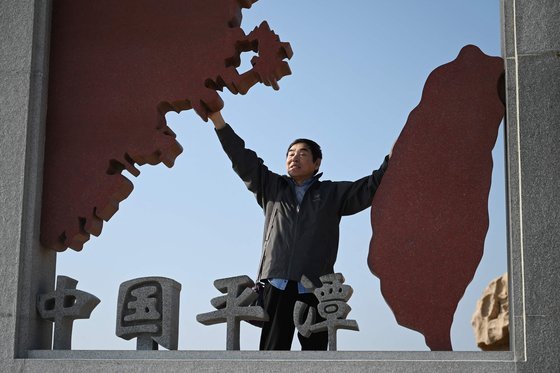 대만의 총통선거를 하루 앞둔 올해 1월 12일 대만과 인접한 중국 푸젠성에 세워진 조형물에서 중국 관광객이 기념사진을 찍고 있다. AFP=연합뉴스