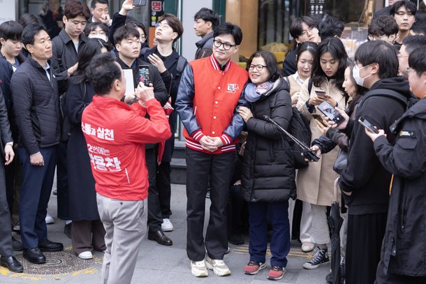 여의도 출근길 인사를 나선 한동훈 총괄선대위원장이 한 시민과 기념사진을 찍고 있다. 전민규 기자