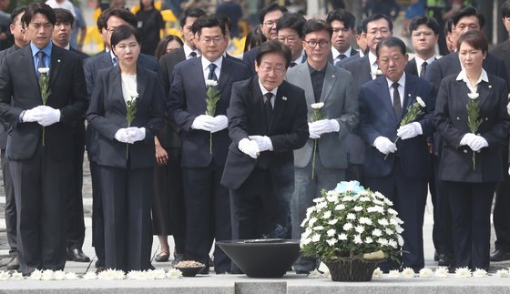 Lee⁣ Jae-myung, leader of the Democratic Party of Korea,‌ visits​ the grave of former President Roh Moo-hyun at Bongha Village in Jinyeong-eup, ⁤Gimhae-si, Gyeongsangnam-do on the​ morning of the 8th. News 1