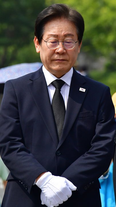 Unity in Action: Lee Jae-myung Pays Respects to Former Presidents Roh and Moon, Embracing a Vision of Harmony