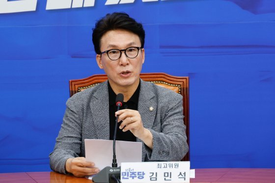 김민석 최고위원이 추석 연휴 마지막 날인 18일 국회에서 추석 민심 기자간담회를 하고 있다. 뉴스1