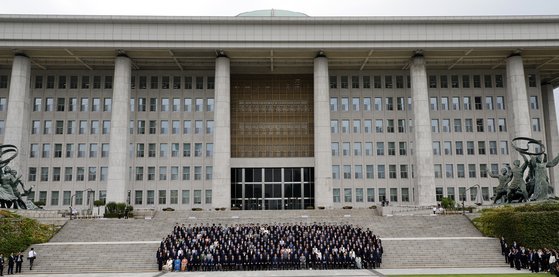 제22대 국회의원들이 2일 국회 개회식이 끝난 뒤 국회 본청 앞에서 단체기념사진촬영을 하고 있다. 김성룡 기자