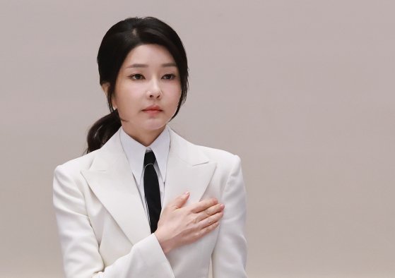 김건희 여사가 지난 13일 청와대 영빈관에서 열린 2024 파리 패럴림픽 선수단 격려 오찬에 참석해 국기에 경례하고 있다. 연합뉴스