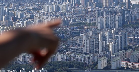 경기 광주시 남한산성에서 바라본 서울 강남 아파트 단지 모습. 뉴스1