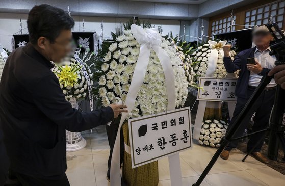 지난달 22일 서울대학교병원 장례식장에 마련된 고故 장기표 신문명정책연구원 원장 빈소에 한동훈 국민의힘 대표의 조화가 설치되고 있다. 뉴시스