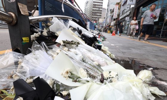 지난 7월 15일 서울 중구 시청역 교차로 역주행 사고현장에 국화꽃 등 추모 물품들이 놓여져 있다. 뉴스1