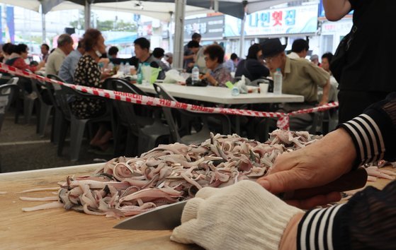 부산 강서구 명지시장에서 전어축제가 열려 횟집상인들이 무료 시식회에 내놓을 전어회를 준비하고 있다. 송봉근 기자