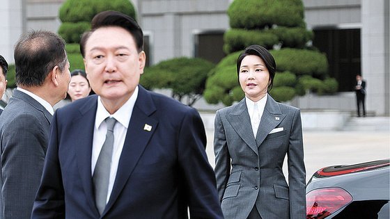 필리핀·싱가포르 국빈 방문 및 라오스에서 열리는 아세안ASEAN·동남아시아국가연합 정상회의에 참석하는 윤석열 대통령과 부인 김건희 여사가 6일 경기도 성남 서울공항에 도착해 공군1호기로 향하고 있다. 대통령실사진기자단