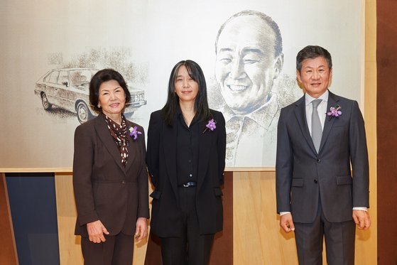 17일 서울 강남구 포니정홀에서 열린 포니정혁신상 시상식에 한강 작가가운데가 참석한 모습. 사진 포니정재단