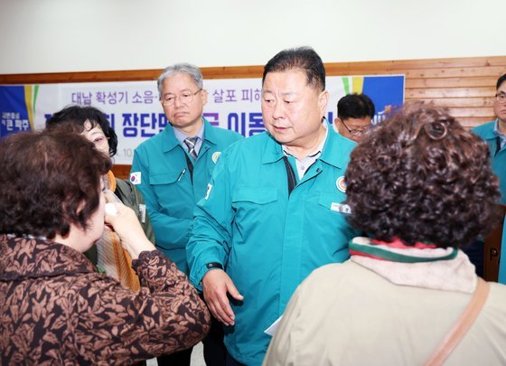 파주시가 지난 18일 오후 임진각 내 민방위대피소에서 개최한 ‘긴급 이동시장실’에서 파주 비무장지대ㆍ민통선 3개 마을 주민 30여 명이 참석해 김경일 파주시장가운데에게 밤낮없이 20여 일째 이어지는 북한의 확성기 방송에 따른 주민 피해 내용을 하소연했다. 사진 파주시