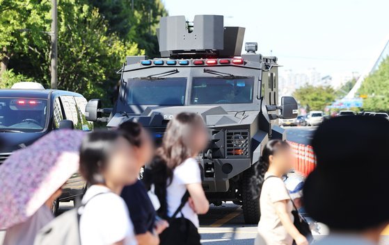 흉기 난동 예고 글이 올라온 경기도 성남시 수인분당선 야탑역에서 지난 9월23일 오후 배치된 경찰특공대 장갑차 앞에 시민들이 지나가고 있다. 연합뉴스