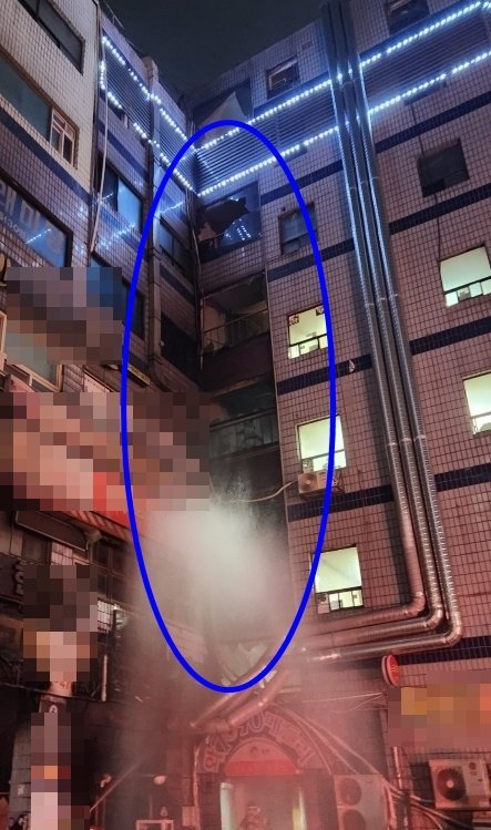 17일 모텔이 있는 상가 건물에서 새벽 시간 불이 나 소방관들이 도끼로 큰 창문을 깨며 진입했다. 사진 경기소방재난본부