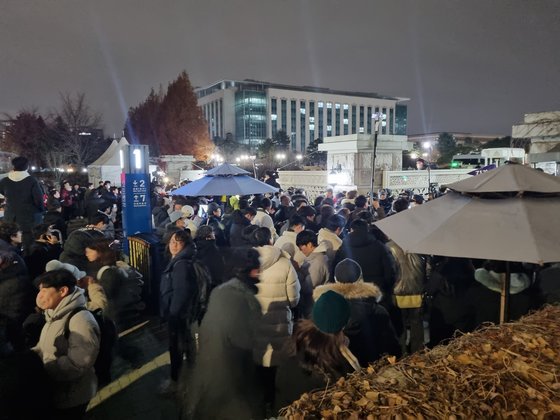 오후 11시40분 여의도 국회 앞. 국회에 진입하려는 시민 등과 경찰이 뒤엉켰다. 박종서 기자