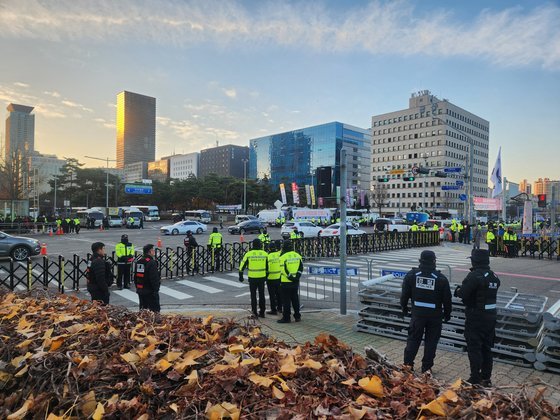 오전 8시쯤 국회 앞 도로에서 경찰 20여명이 시위 인원을 통제하는 모습. 최혜리 기자