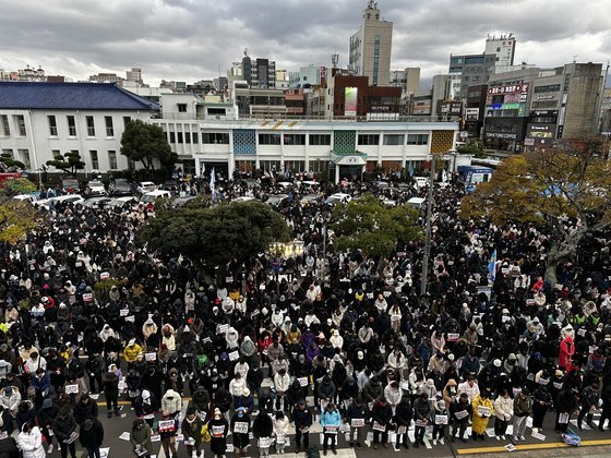 윤석열정권퇴진·한국사회대전환 제주행동은 14일 오후 4시 제주시청 민원실 앞 도로에서 주최측 추산 1만 명이 모인 가운데 윤석열 대통령 2차 탄핵소추안 표결에 따른 ‘윤석열 즉각 퇴진 요구 제주도민대회’를 열었다. 최충일 기자