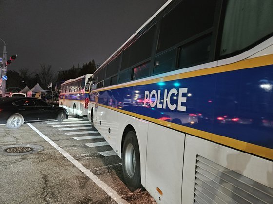 3일 비상계엄령 선포 이후 국회 앞에서 기동대 경찰이 버스로 차벽을 만든 뒤 대기하고 있다. 이수민 기자