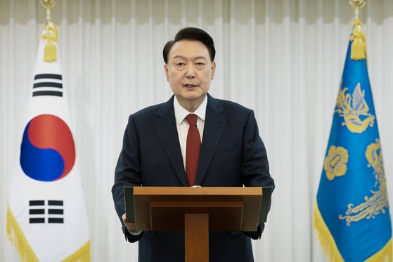 〈YONHAP PHOTO-2953〉 윤석열 대통령 대국민 담화   (서울=연합뉴스) 한상균 기자 = 윤석열 대통령이 14일 본인의 탄핵소추안이 국회에서 가결된 뒤 한남동 관저에서 대국민담화를 하고 있다. 2024.12.14 [대통령실 제공. 재판매 및 DB 금지]   xyz@yna.co.kr/2024-12-14 18:13:35/ 〈저작권자 ⓒ 1980-2024 ㈜연합뉴스. 무단 전재 재배포 금지, AI 학습 및 활용 금지〉