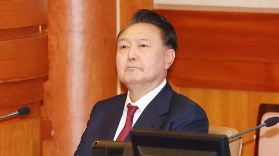 윤석열 대통령이 1월 23일 서울 종로구 헌법재판소에서 열린 탄핵심판 4차 변론에 출석해 있다. 사진공동취재단