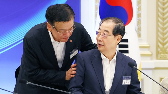 지난해 7월 3일 한덕수 국무총리가 영빈관에서 열린 하반기 경제정책방향 및 역동경제 로드맵 발표 회의 전 최상목 당시 경제부총리 겸 기획재정부 장관과 인사하고 있다. 대통령실사진기자단