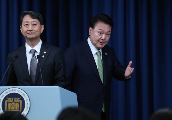 윤석열 대통령이 2024년 6월 3일 서울 용산 대통령실청사에서 대왕고래 관련 국정브리핑을 마친 뒤 브리핑룸을 나서고 있다. 대통령실사진기자단