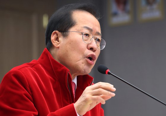 홍준표 대구시장이 31일 오후 대구시청 산격청사에서 열린 2025년 제1차 청년정책조정위원회에 참석해 인사말을 하고 있다. 뉴스1