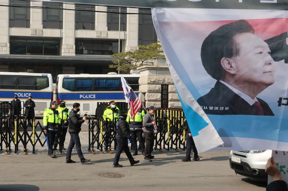 서울 종로구 헌법재판소 앞에서 윤석열 대통령 지지자들이 든 깃발이 날리고 있다. 연합뉴스