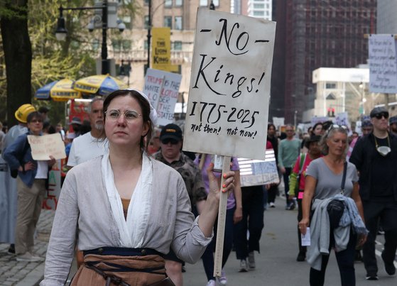 "우리는 왕을 원치 않는다!" 미국을 휩쓴 반(反)트럼프 시위