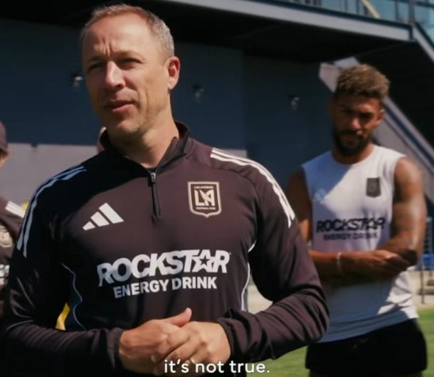 The director is jokingly jokingly with LAFC ceildol. [사진 LAFC]
