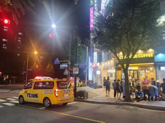                              도심 한복판에 쓰러진 남성에게 응급조치하는 시민들