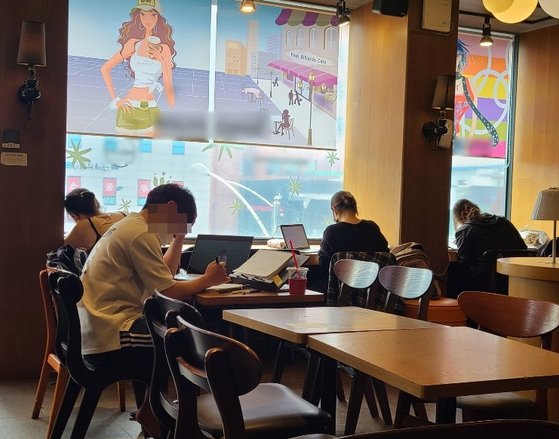 카페에서 공부하고 있는 사람들. 〈사진=중앙DB〉