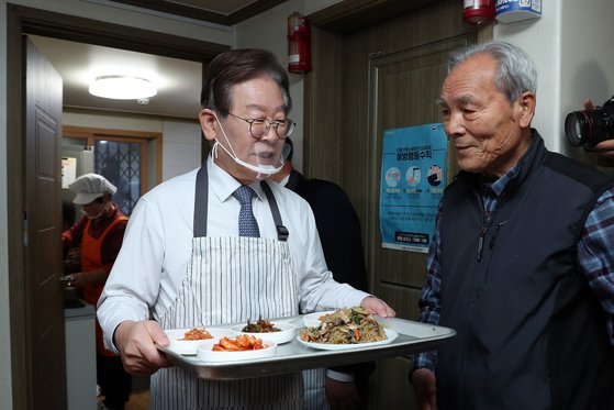 더불어민주당 이재명 대표가 21일 오전 서울 영등포구 구립 큰숲 경로당에서 어르신들의 점심 식사를 준비하고 있습니다. [사진출처=연합뉴스]