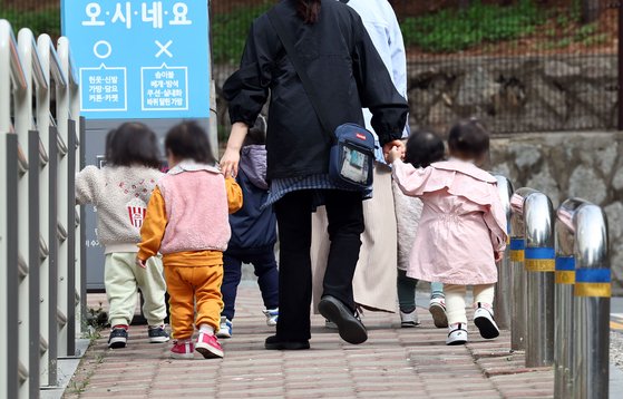 서울 시내의 한 유치원 인근에서 어린이들이 산책을 하고 있다. 〈사진=연합뉴스〉