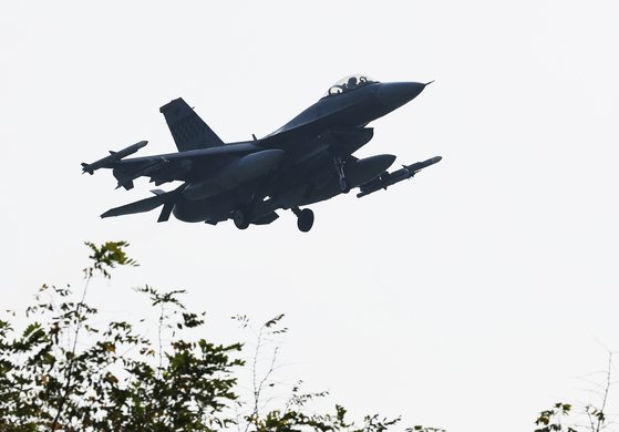 지난해 10월 30일 경기도 평택시 주한미공군 오산기지에서 F-16 전투기가 착륙하고 있다. 〈사진=연합뉴스〉