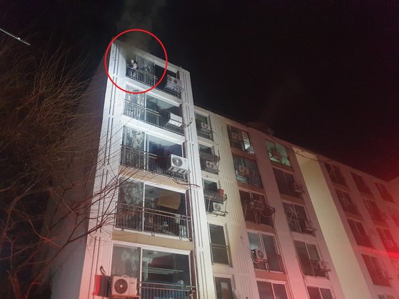인천 연수구 아파트 화재 현장에서 구조된 10살 남아와 반려견 인천소방본부 제공