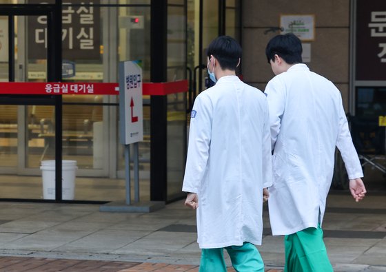 지난달 20일 서울 시내 한 병원에서 의료진들이 이동하고 있다. 〈사진=연합뉴스〉