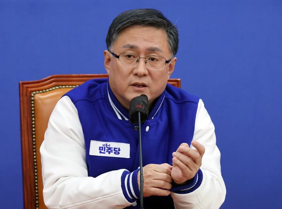 더불어민주당 전략공천관리위원회 비례대표 후보 추천 분과위원장인 김성환 의원