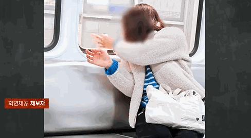 지하철에서 매니큐어를 바르는 여성의 모습. 〈영상=JTBC 사건반장〉