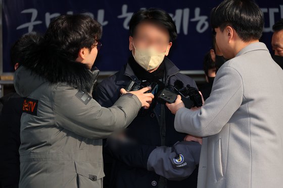 이재명 더불어민주당 대표를 흉기로 찌른 혐의를 받는 김모 씨가 지난 1월 10일 오전 부산 연제경찰서에서 나와 검찰로 송치되고 있는 모습. 〈사진=연합뉴스〉