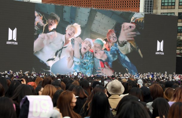 방탄소년단 공식 팬클럽 아미 회원 1만여 명이 3월 10일 서울광장에 모여 방탄소년단 공연영상을 관람하고 있다. 김영민 기자
