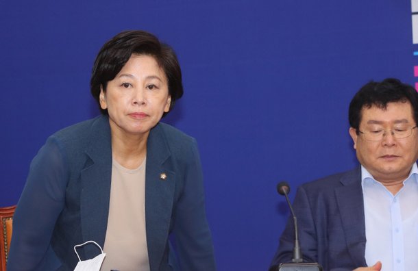 남인순 더불어민주당 최고위원(왼쪽)이 24일 국회에서 열린 최고위원회의에 참석하고 있다. 연합뉴스
