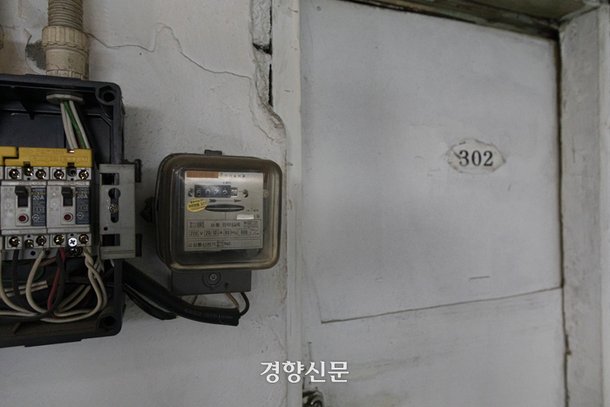 서울 용산구 동자동쪽방촌의 한 방 입구에 전기 계량기가 달려 있다. 문재원 기자