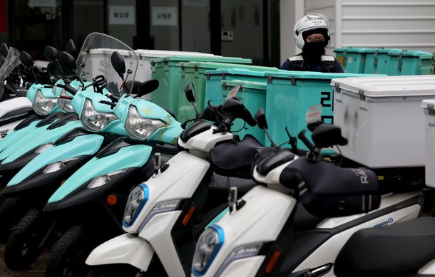 배달플랫폼노조가 하루동안 파업을 개시한 5일 오전 서울 강남구 우아한청년들 자회사 ‘딜리버리N’에 배달용 오토바이들이 줄줄이 주차돼 있다. 연합뉴스
