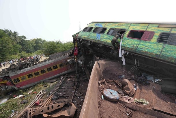 3일현지시간 오후 인도 동부 오디샤주 발라소레 지역에서 구조대원들이 열차 탈선 현장을 살피고 있다. AP연합뉴스