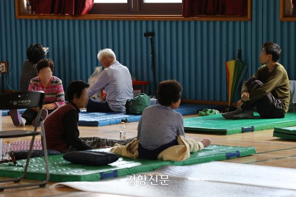 산사태 우려 지역 주민들이 17일 충남 논산 성동초등학교에 마련된 이재민 대피소로 대피해 있다. 조태형 기자