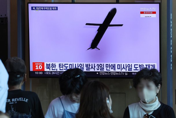 북한이 서해상으로 순항미사일을 발사한 22일 오전 서울역 대합실에서 시민들이 관련 보도를 보고 있다. 북한의 미사일 발사는 지난 19일 동해상으로 쏜 단거리 탄도미사일SRBM 2발 이후 3일 만이다. 연합뉴스