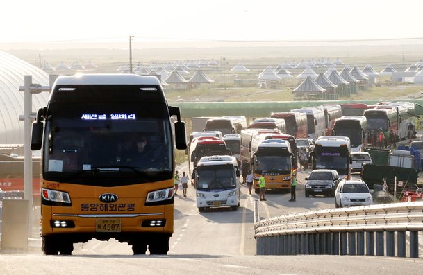 2023 새만금 세계스카우트잼버리 대원들을 태운 버스가 지난 8월 8일 전북 부안군 잼버리 야영장을 떠나고 있다. 부안｜한수빈 기자