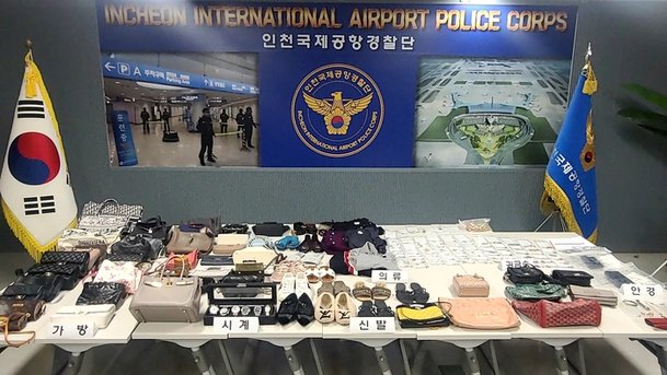 지상조업사 직원이 인천공항 이용객의 가방에서 훔친 물품들.|인천공항경찰단 제공