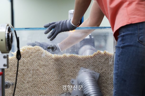 지난 9일 경기 화성시 종이빨대 제조업체 리앤비의 공장에서 한 직원이 완성된 종이빨대를 정리하고 있다. 한수빈 기자
